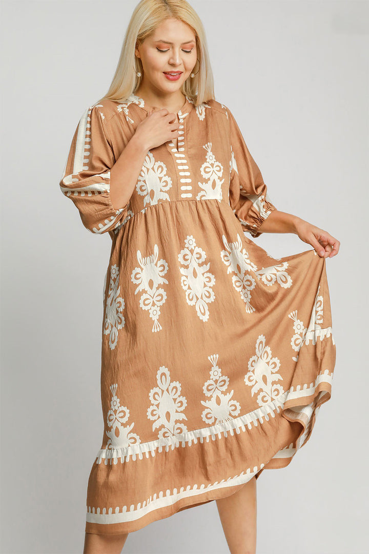 Umgee Printed Notched Midi Dress In Mocha