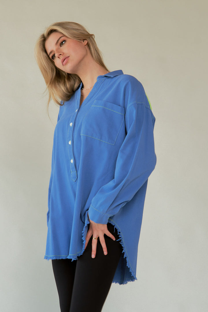 Davi & Dani Letter Back Raw Hem Shirt In Blue