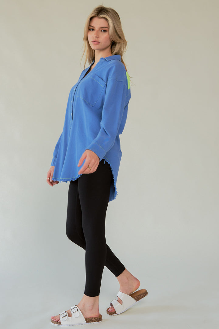 Davi & Dani Letter Back Raw Hem Shirt In Blue