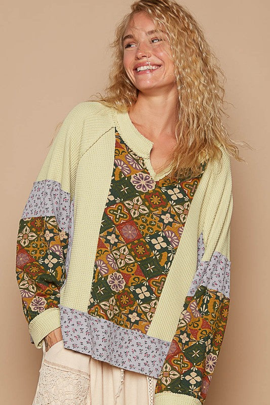 POL Exposed Seam Printed Notched Top In Green