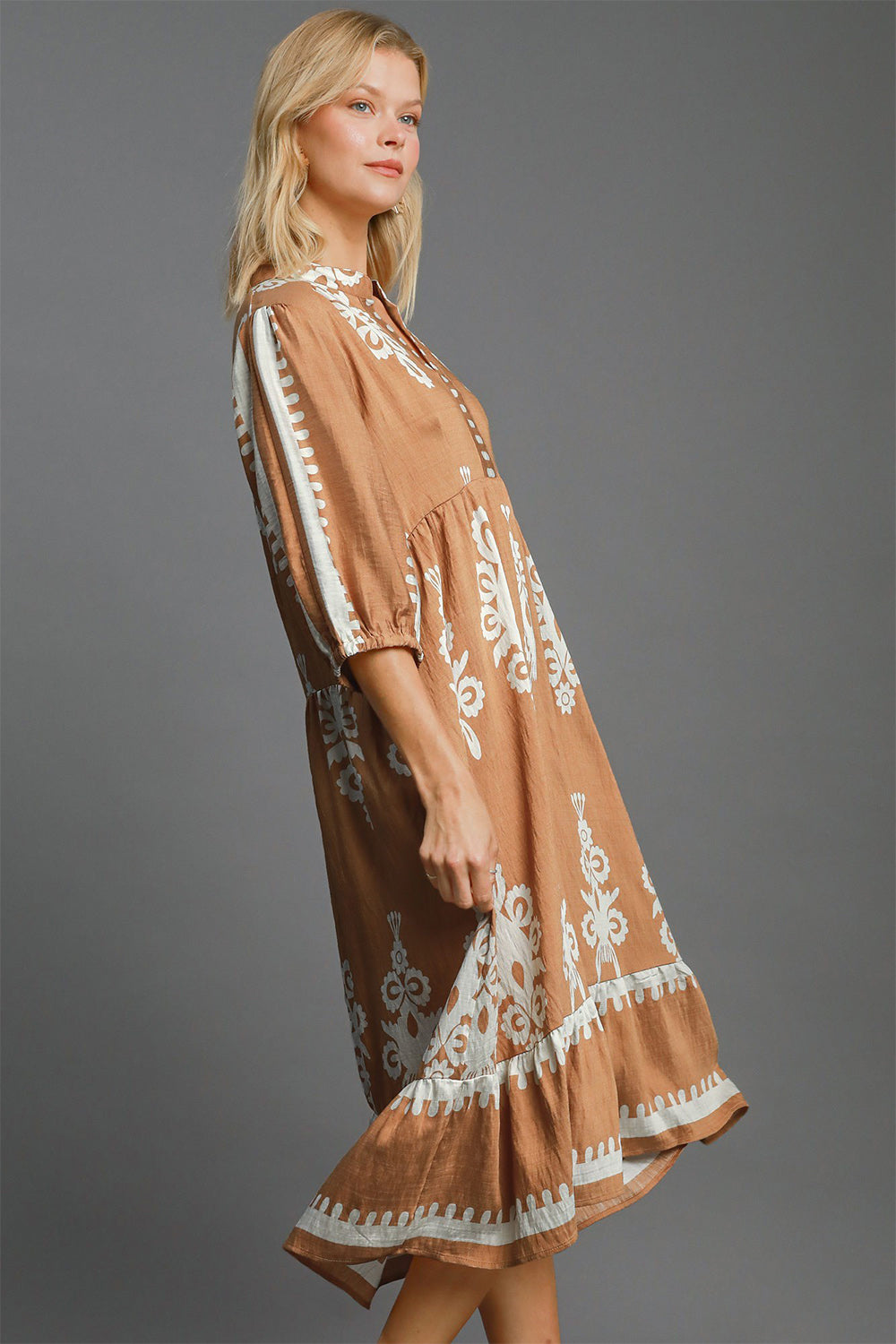 Umgee Printed Notched Midi Dress In Mocha