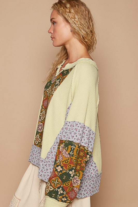 POL Exposed Seam Printed Notched Top In Green