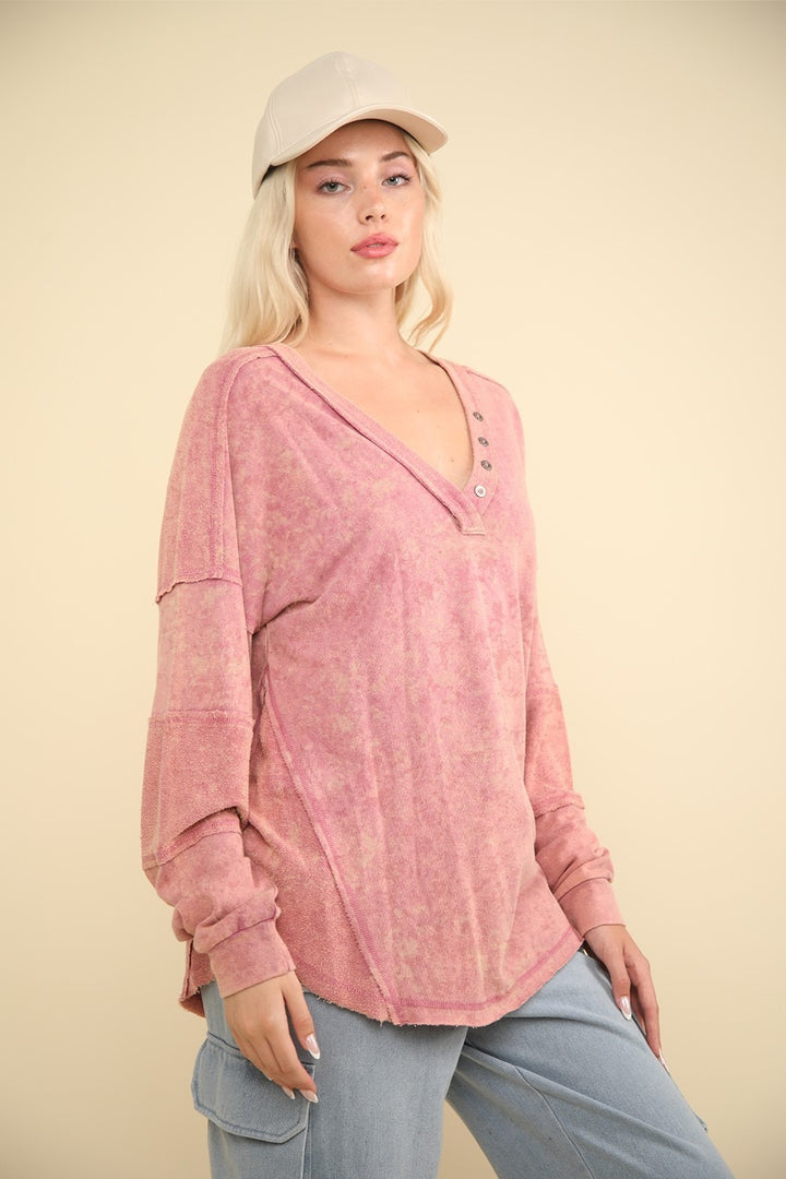 VERY J Washed V-Neck Exposed Seam Knit Top In Mauve