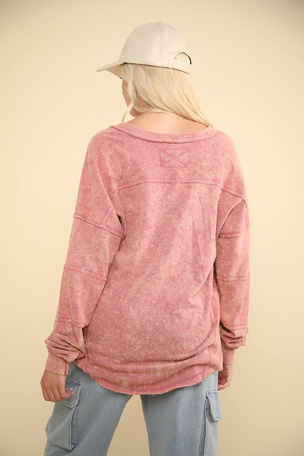 VERY J Washed V-Neck Exposed Seam Knit Top In Mauve