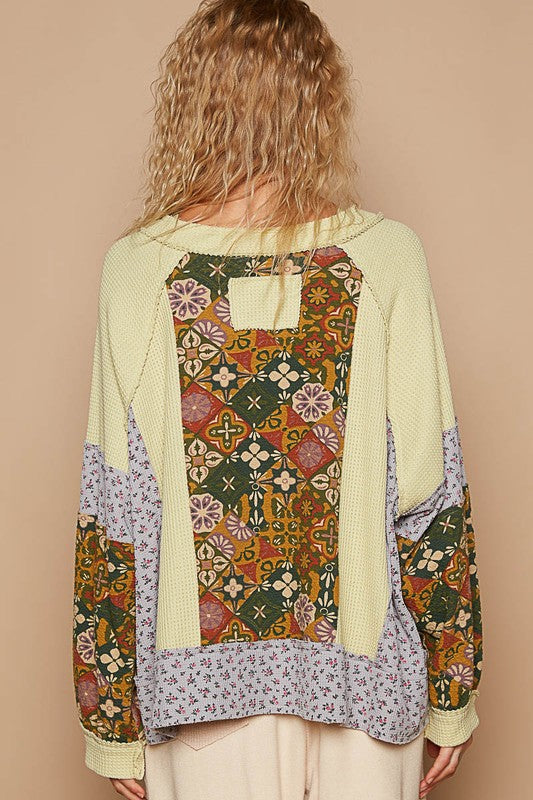 POL Exposed Seam Printed Notched Top In Green
