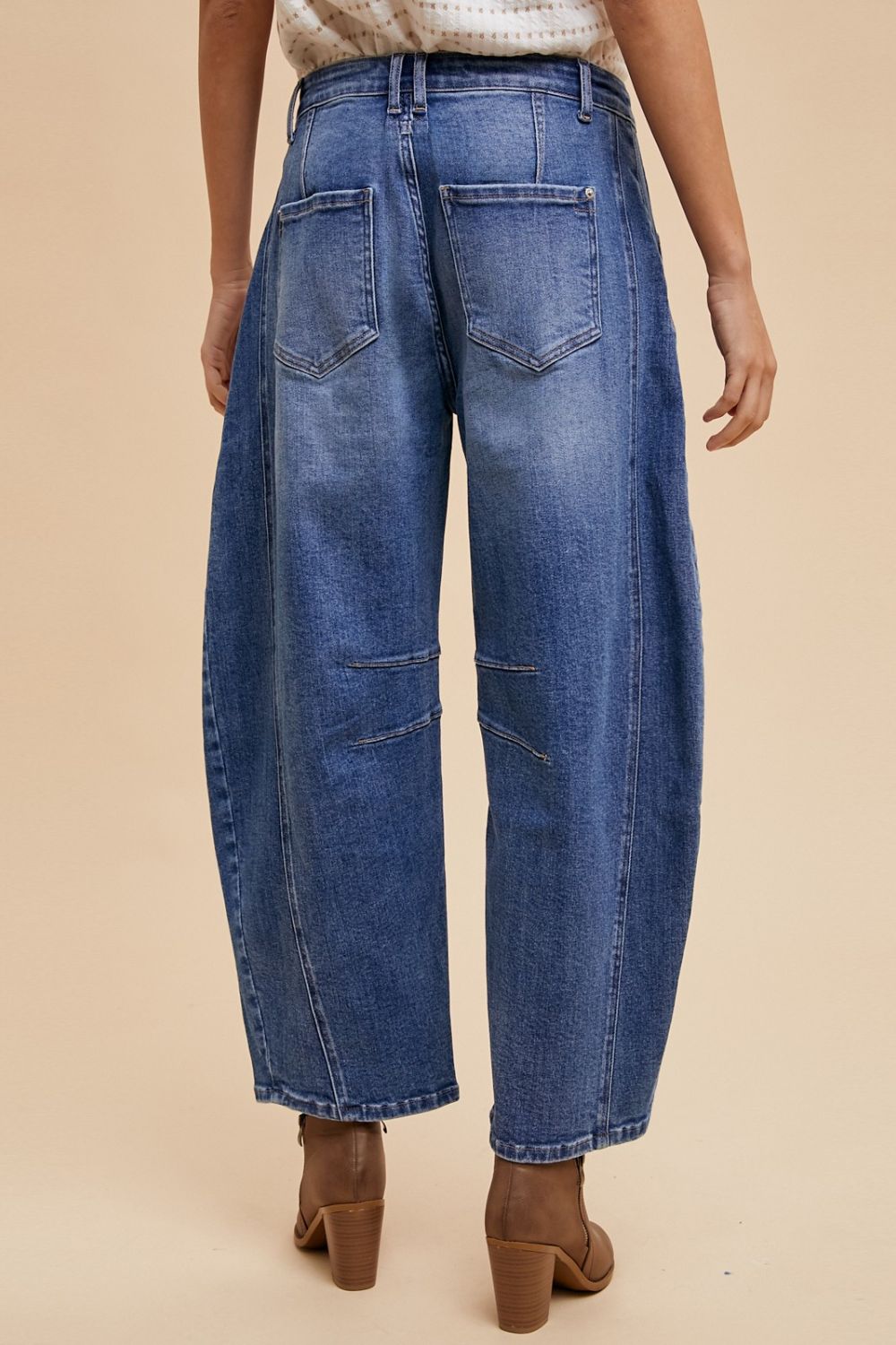 Annie Wear Mid Rise Barrel Leg Jeans with Pockets In Medium