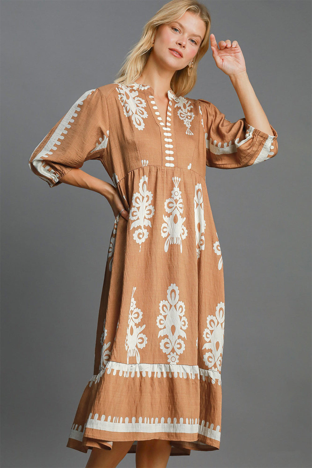 Umgee Printed Notched Midi Dress In Mocha