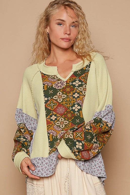POL Exposed Seam Printed Notched Top In Green