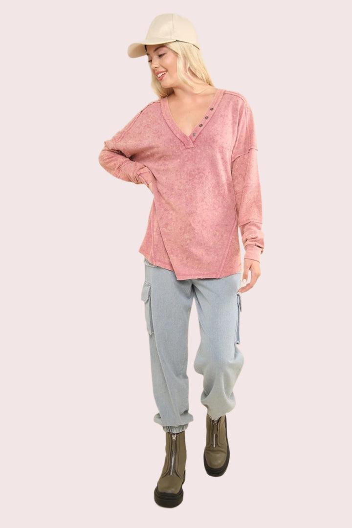 VERY J Washed V-Neck Exposed Seam Knit Top In Mauve